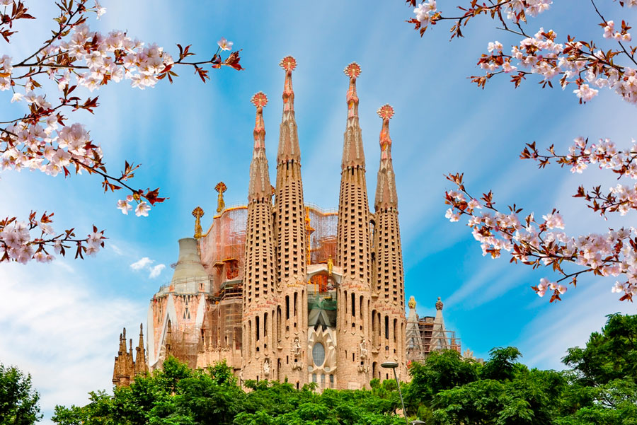 Foto ao longe do Templo Expiatório da Sagrada Família