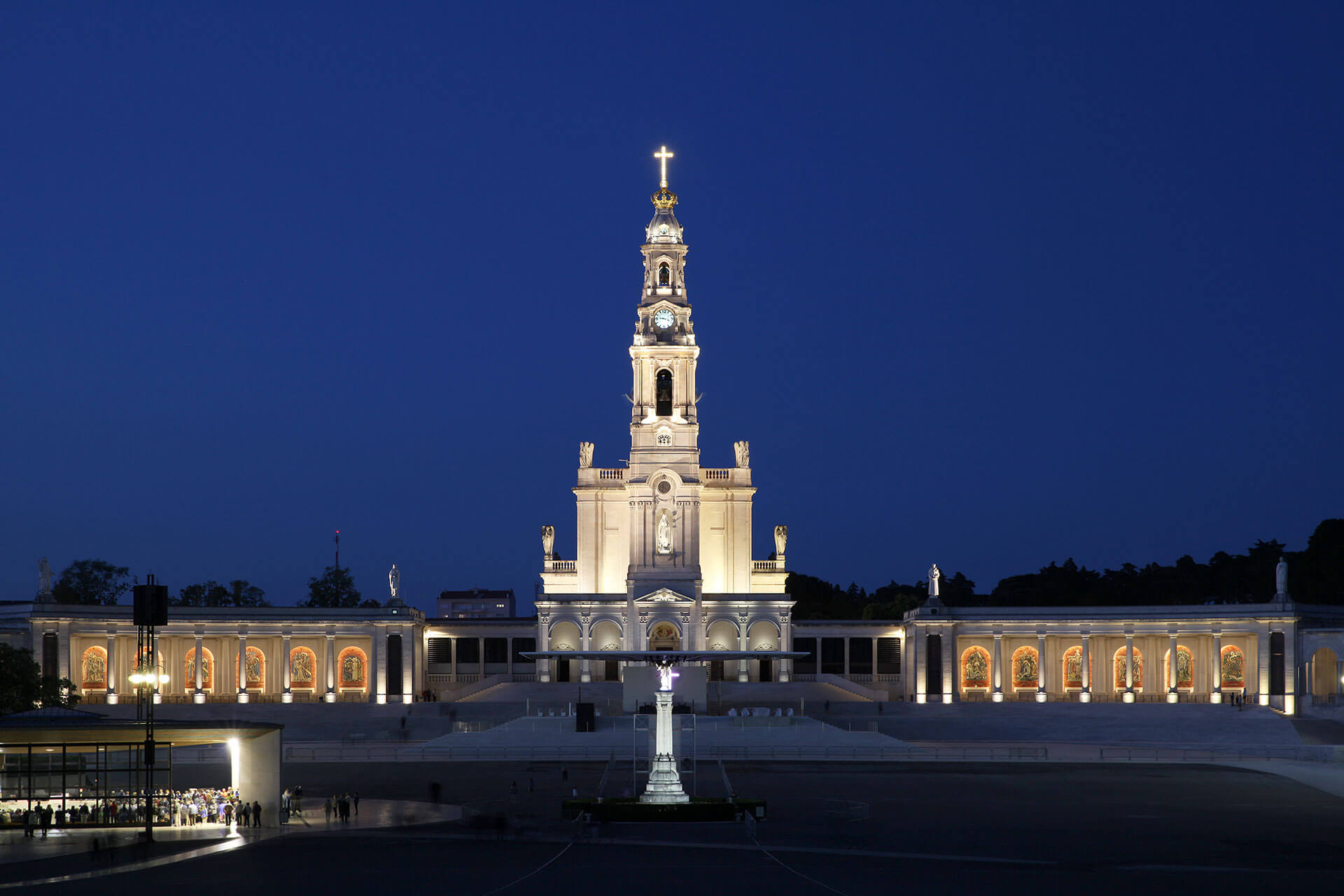 Imagem do Santuário de Fatima anoite com fiéis ao redor