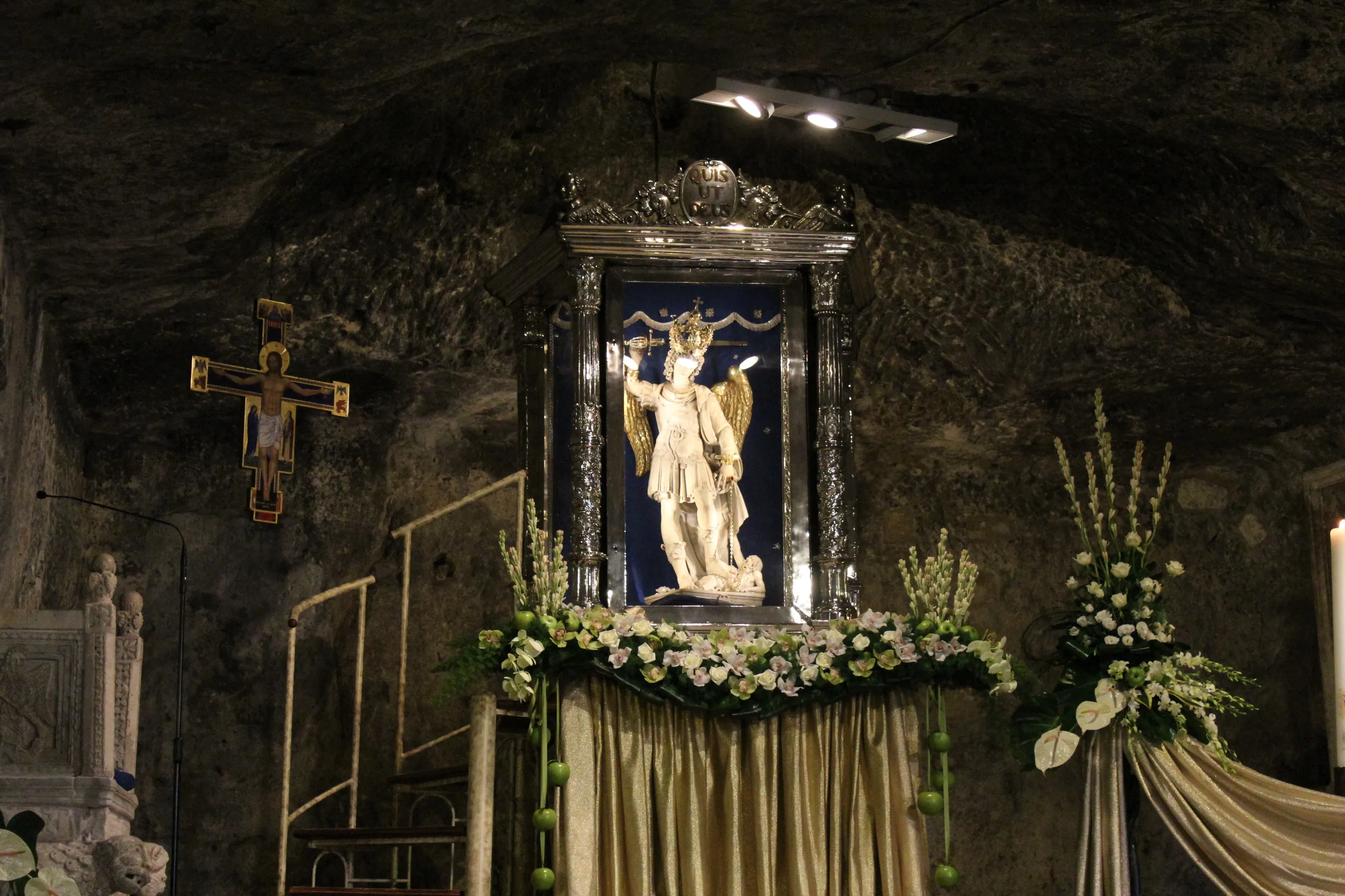 Imagem do interior do Santuário de Monte Sant'Angelo na Itália