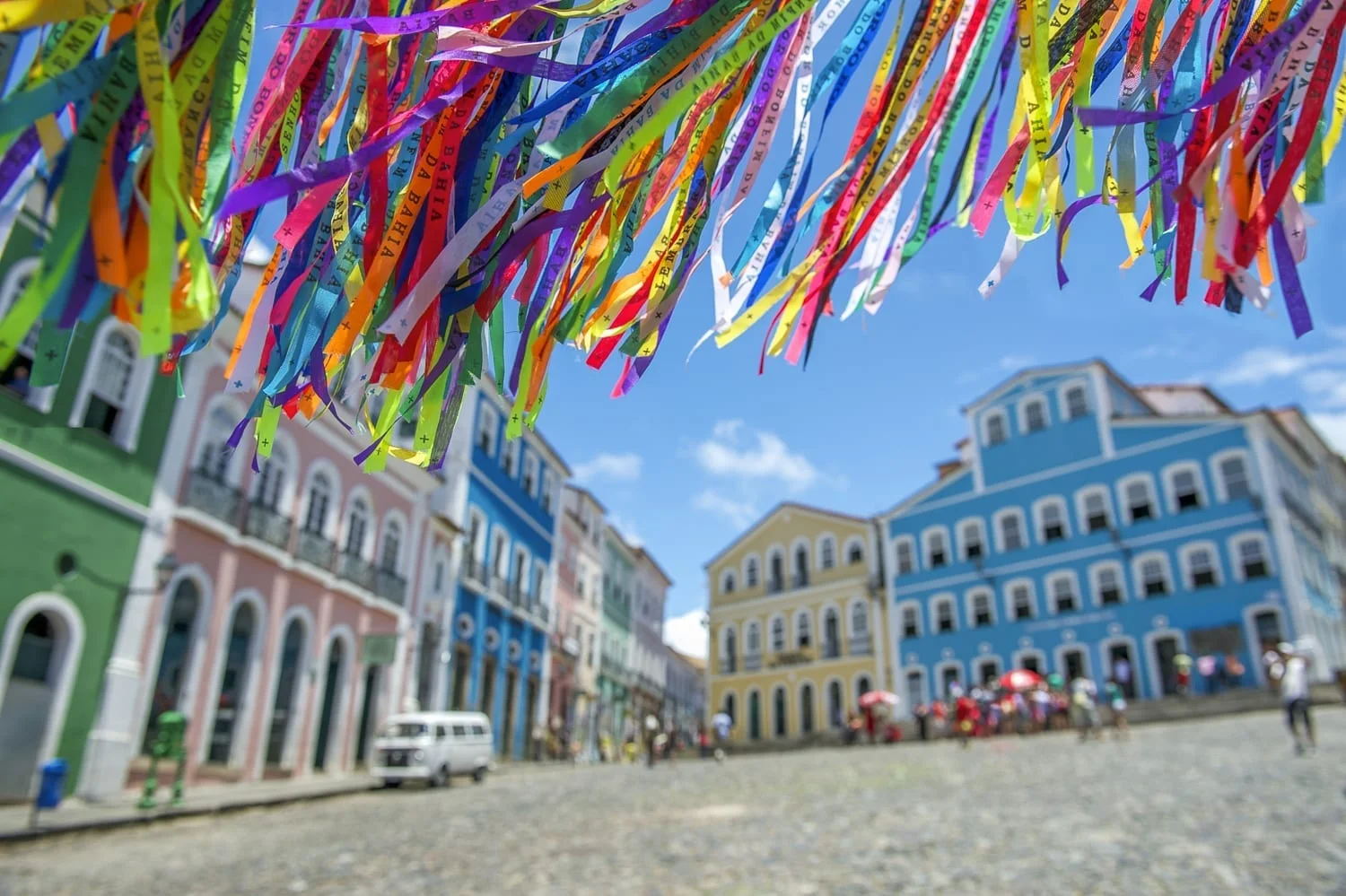 Imagem de um mural com fitas do senhor do bonfim na Bahia