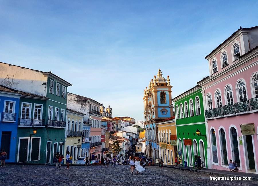Rua histórica na Bahia com fachadas coloridas