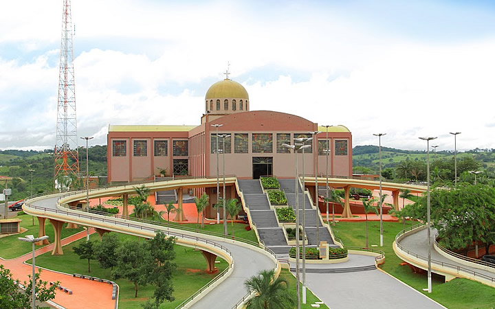 Imagem da Basílica do Divino Pai Eterno situada em Trindade