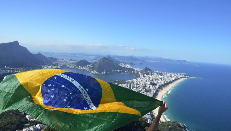 Imagem de um avião no céu com árvores ao redor